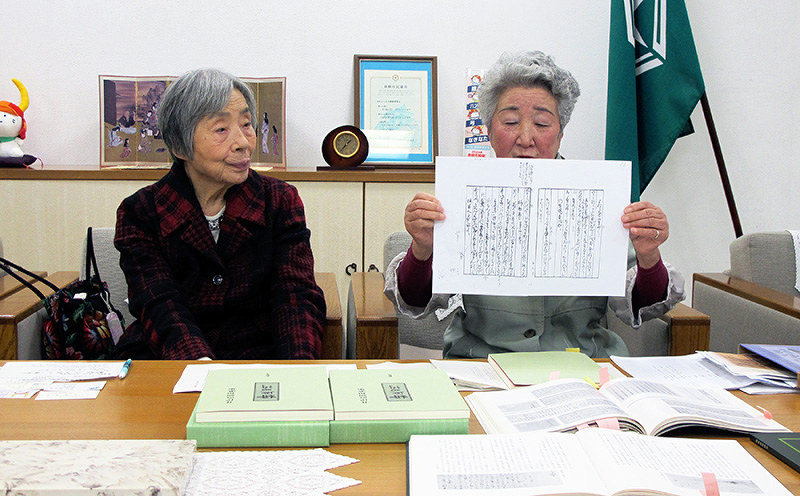 井伊直弼の自作和歌集の翻刻本を出版した小田輝子さん(左)と、ともに解読した平居圭子さん=滋賀県彦根市役所で、西村浩一撮影