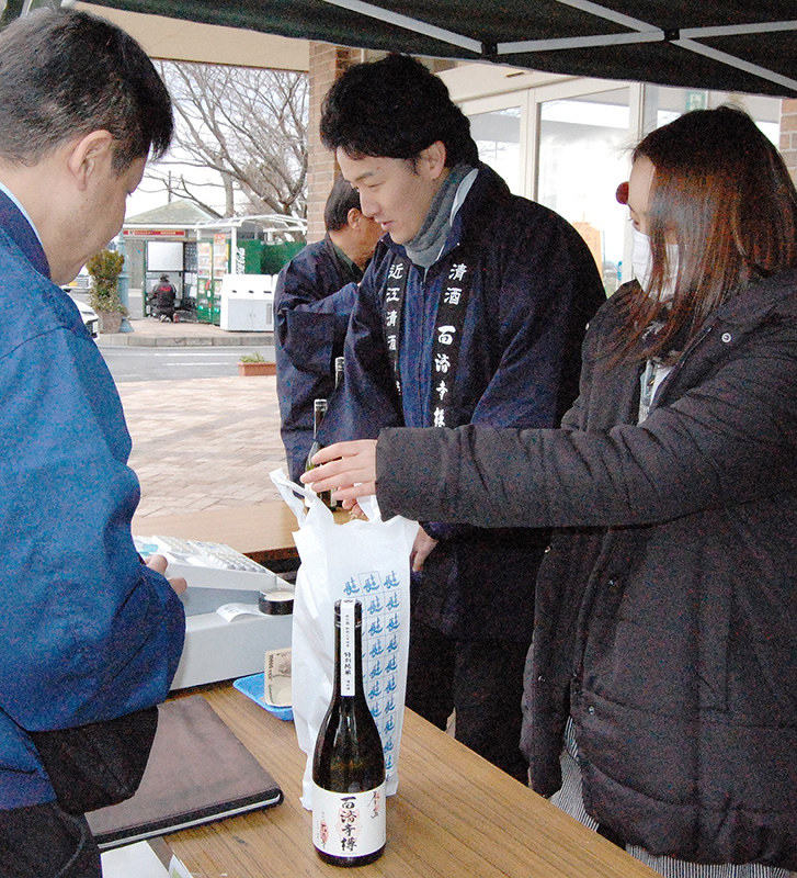 午前中から多くの客が訪れた「百済寺樽」の販売コーナー=滋賀県東近江市妹町の「あいとうマーガレットステーション」で、蓮見新也撮影