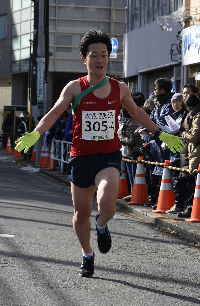両手を広げてゴールする中央大Aチームのアンカー、佐々木遼太選手
