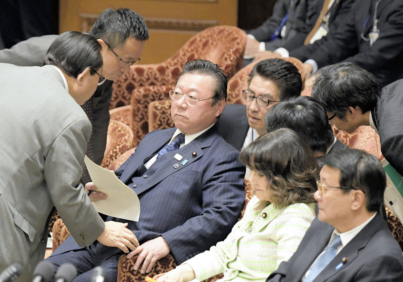 衆院予算委員会で自身の答弁で審議が止まり、与党議員や事務方と協議する桜田義孝五輪担当相(中央)=国会内で2019年2月14日午後4時20分、川田雅浩撮影