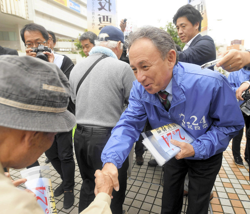 チラシを配って県民投票への参加を呼びかける沖縄県の玉城デニー知事=那覇市で2019年2月14日午後4時57分、津村豊和撮影