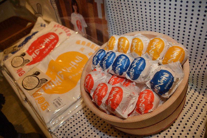 全国から注文殺到 福島名物 ラヂウム玉子 ロゴ入りtシャツが人気 毎日新聞