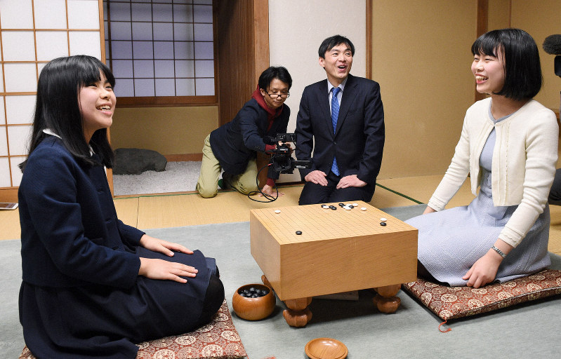 まず女流タイトル 小6の上野梨紗さん 囲碁プロに 毎日新聞