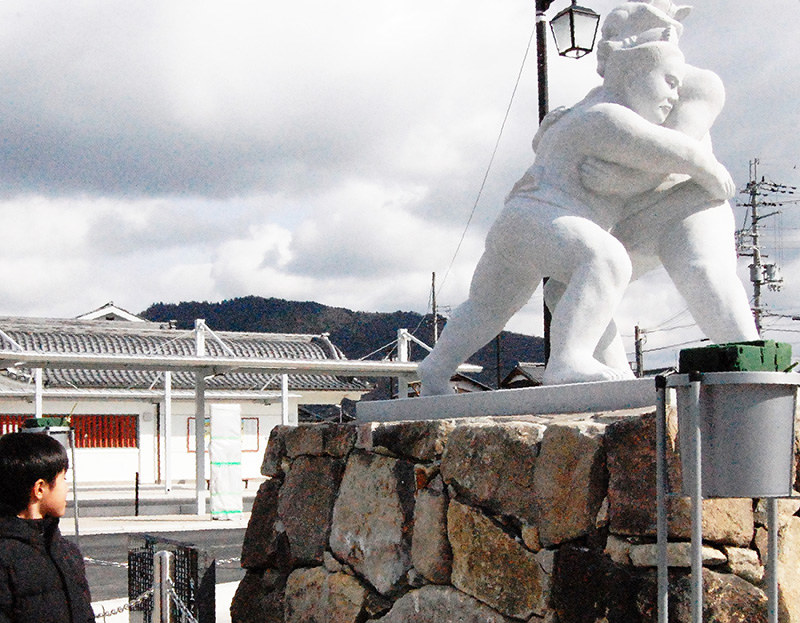 織田信長が相撲大会を開いたのにちなんだモニュメント=滋賀県近江八幡市安土町上豊浦のJR安土駅南広場で、蓮見新也撮影