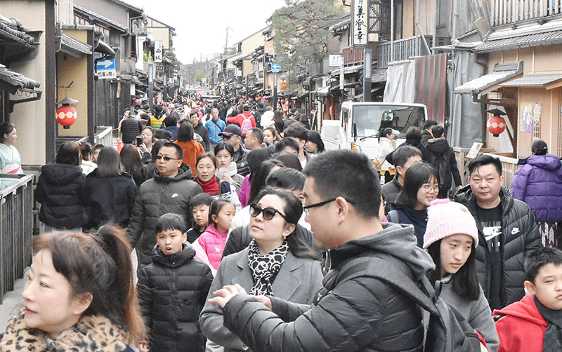 外国人観光客らであふれる花見小路=京都市東山区で2019年2月12日、菅沼舞撮影