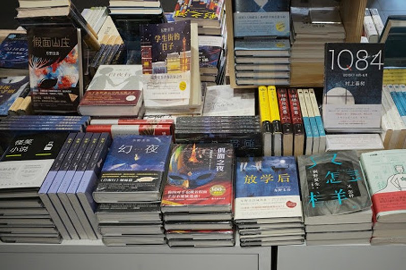 中国・北京市内の書店に陳列される日本の出版物の翻訳本=講談社提供