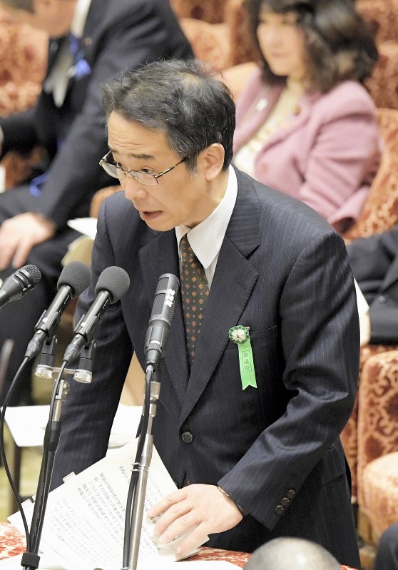 衆院予算委員会で毎月勤労統計の不正調査問題について答弁する中江元哉元首相秘書官。奥右端は根本匠厚生労働相=国会内で2019年2月15日午前10時半、川田雅浩撮影