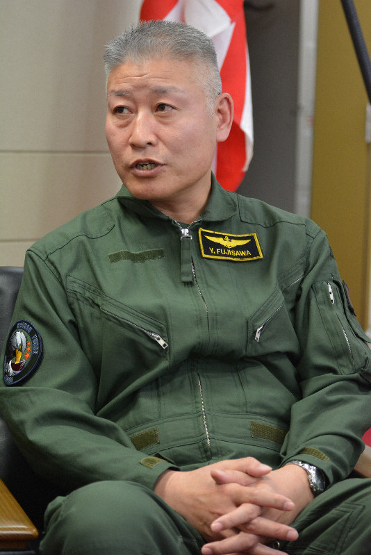 取材に応じる海上自衛隊第3航空隊の藤澤豊司令=海自厚木基地で15日、前谷宏撮影