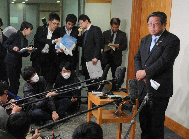 政治資金収支報告書への記載漏れが発覚し、記者団の質問を受ける竹山修身・堺市長(右端)=堺市役所で2019年2月6日、矢追健介撮影