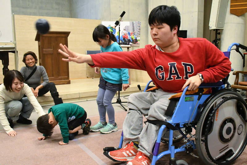 小児がんの子どもたちも参加したボッチャを楽しむイベント=東京都中央区で2019年2月15日、根岸基弘撮影