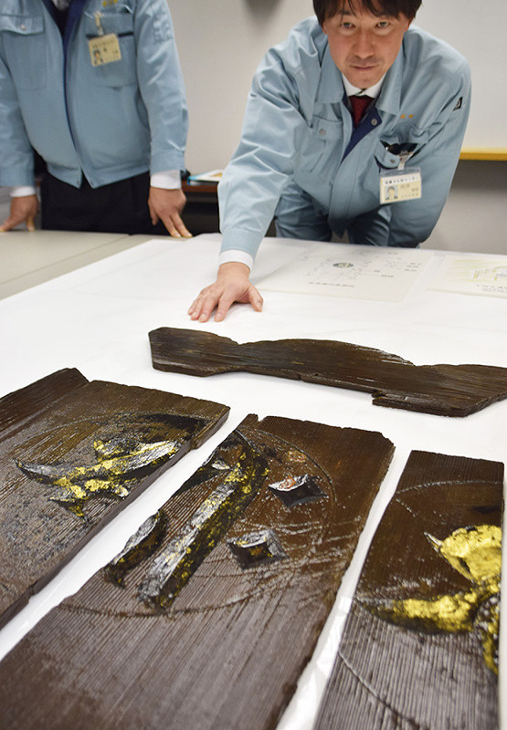 千田北遺跡で見つかった、金箔を貼った梵字が残る木製笠塔婆の部材=金沢市上安原南の市埋蔵文化財センターで、久木田照子撮影