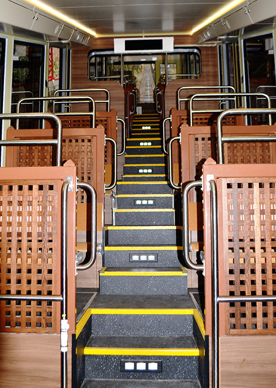 南海電鉄 ケーブルカーの新型車両お披露目 来月から運行 高野 和歌山 毎日新聞
