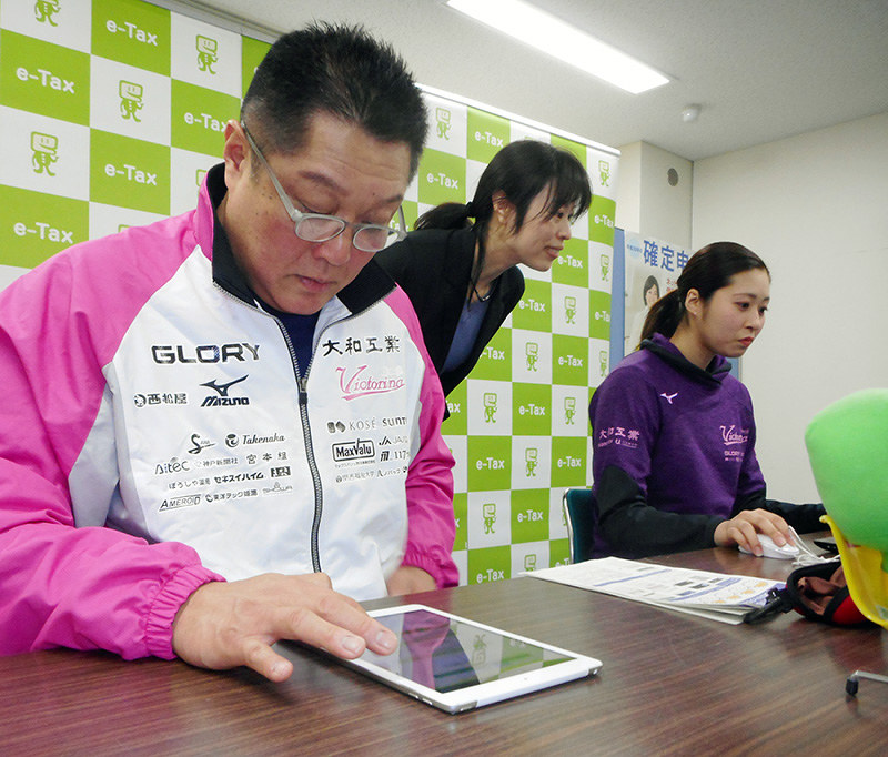 確定申告 ｐｃで楽々 バレー選手らが体験 姫路 兵庫 毎日新聞