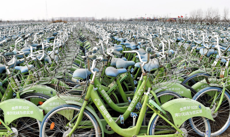 見渡す限り廃棄されたシェア自転車で埋まる自転車の「墓場」=中国・天津市近郊で2019年1月29日、赤間清広撮影