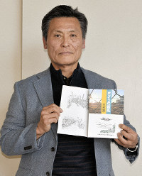 小説「ボクらの叛乱」を出版した方政雄さん。「私の原点を書くことができた」と話す＝兵庫県伊丹市で、土居和弘撮影