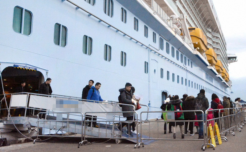 博多港に入港した大型クルーズ船から上陸する外国人観光客ら。国内で上陸後に姿を消すケースが増えている=福岡市博多区で2019年1月10日午前7時52分、宮原健太撮影(画像の一部を加工しています)