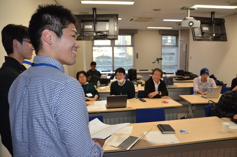 科学者維新塾で議論する塾生たち=大阪大中之島センターで、松本光樹撮影