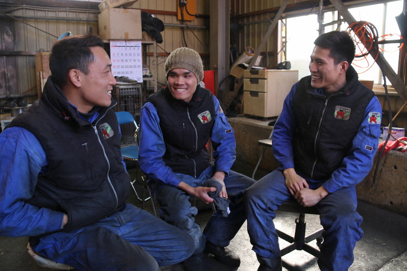 日本での生活を語るベトナム人技能実習生のトゥエンさん(右)ら=千葉県流山市で、金子淳撮影