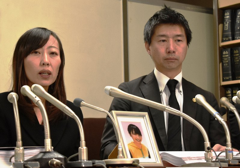 第1回口頭弁論後の記者会見で「なぜ、と思っていることが明らかになってほしい」と話す大本萌景さんの母幸栄さん(左)=東京・霞が関の司法記者クラブで2019年2月18日、遠山和宏撮影