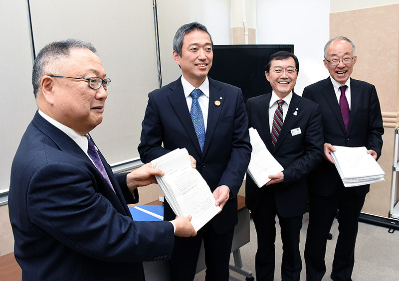 朝ドラに牧野富太郎を の会 牧野博士題材に請願 ｎｈｋに署名渡す 高知 毎日新聞