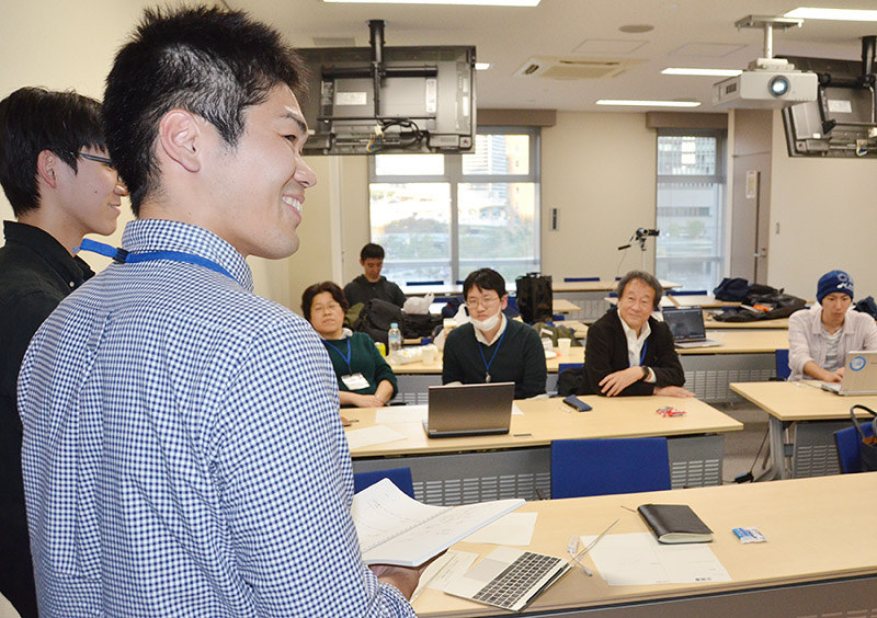 科学者維新塾で議論する塾生たち=大阪大中之島センターで、松本光樹撮影