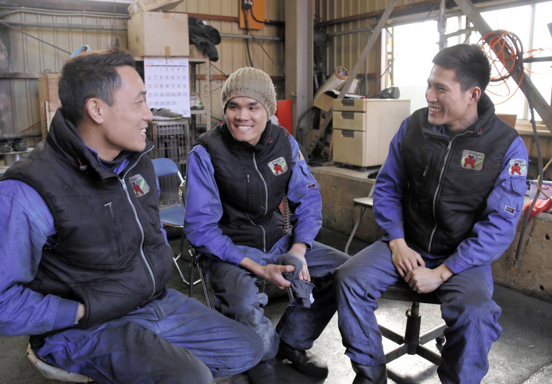 日本での生活を語るベトナム人技能実習生のトゥエンさん(右)ら=千葉県流山市で2019年1月28日