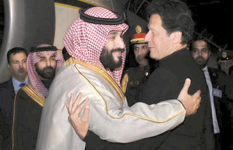 パキスタンのカーン首相(右)と抱き合うサウジアラビアのサルマン皇太子=パキスタン・ラワルピンディの空軍基地で2019年2月17日、パキスタン政府提供・ロイター