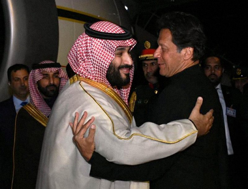 パキスタンのカーン首相(右)と抱き合うサウジアラビアのムハンマド皇太子=パキスタン・ラワルピンディの空軍基地で2019年2月17日、パキスタン政府提供・ロイター