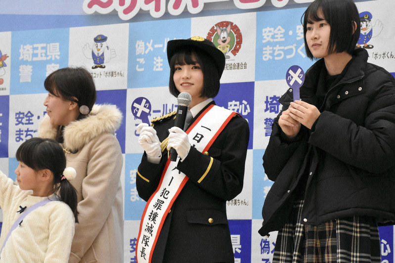 来場者とともにサイバー犯罪に関するクイズに挑む高橋彩音さん(中央)=越谷市レイクタウン4のイオンレイクタウンで2019年2月16日、畠山嵩撮影