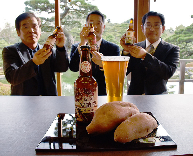 安納芋の濃厚な甘みが特徴の「松江安納芋ビール」=松江市八束町波入の「由志園」で、鈴木周撮影