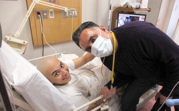 3年前に闘病生活を送っていた当時のマルフォートラさん(左)と父親のロジャーさん。ロジャーさんに励まされ、病を乗り越えた=本人提供
