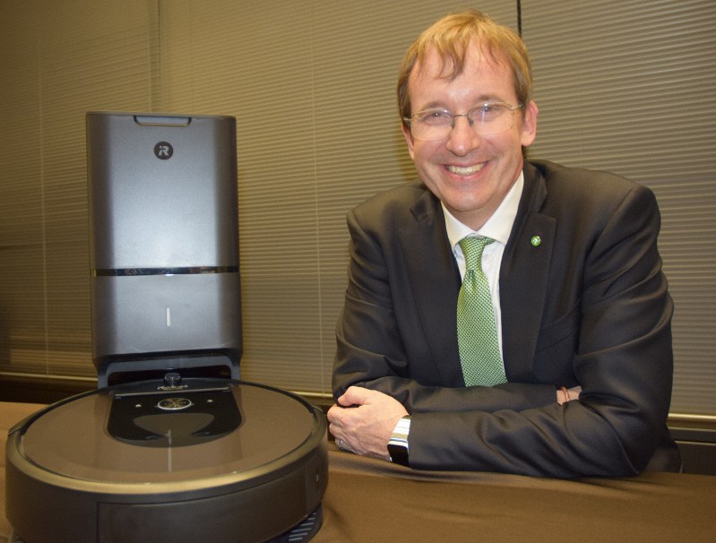 インタビューに応じる米アイロボットのコリン・アングル最高経営責任者(CEO)=東京都千代田区で2019年2月19日午後5時53分、今村茜撮影