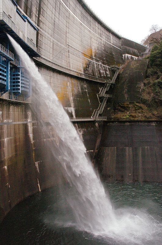 青蓮寺ダム 高さ４０メートルから毎秒０ ５トン 放流中 名張 三重 毎日新聞