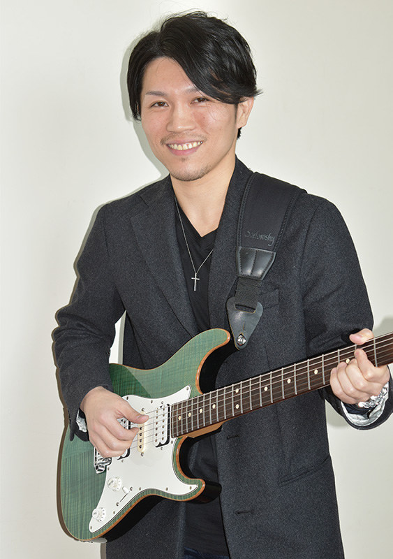 メジャーデビュー後の初ライブを開くギタリストの竹田NINJA京右さん=三重県名張市役所で、広瀬晃子撮影