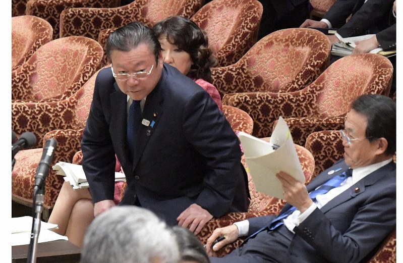 衆院予算委員会で予定時間を過ぎて委員会室に入る桜田義孝五輪担当相(左)=国会内で2019年2月21日、川田雅浩撮影
