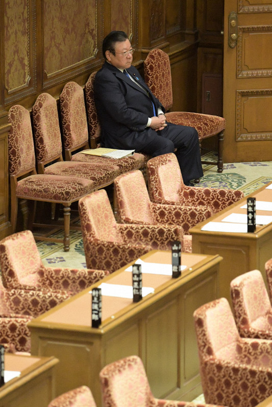 自身の遅刻により野党の反発を招き休憩が続く衆院予算委員会で、議員たちがいない委員会室で再開を待つ桜田義孝五輪担当相＝国会内で2019年2月21日午後1時53分、川田雅浩撮影