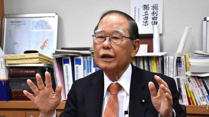 照屋寛徳氏=須藤孝撮影