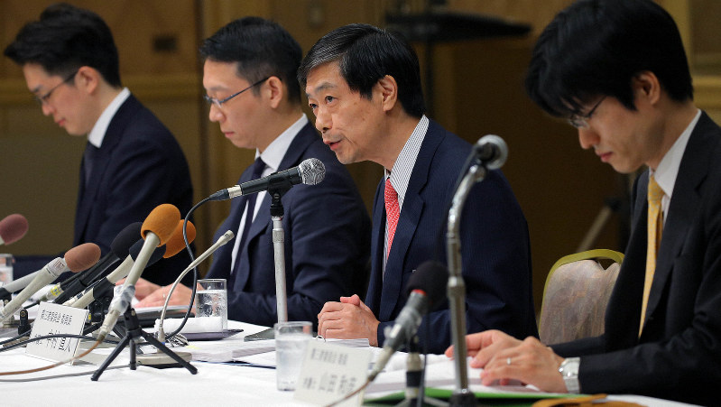 スルガ銀行の不正融資をめぐる問題で、第三者委員会の委員長として記者会見に臨む中村直人弁護士(中央右)=2018年9月7日、宮武祐希撮影