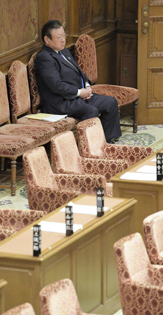 議員たちがいない委員会室で再開を待つ桜田義孝五輪担当相=国会内で2019年2月21日、川田雅浩撮影