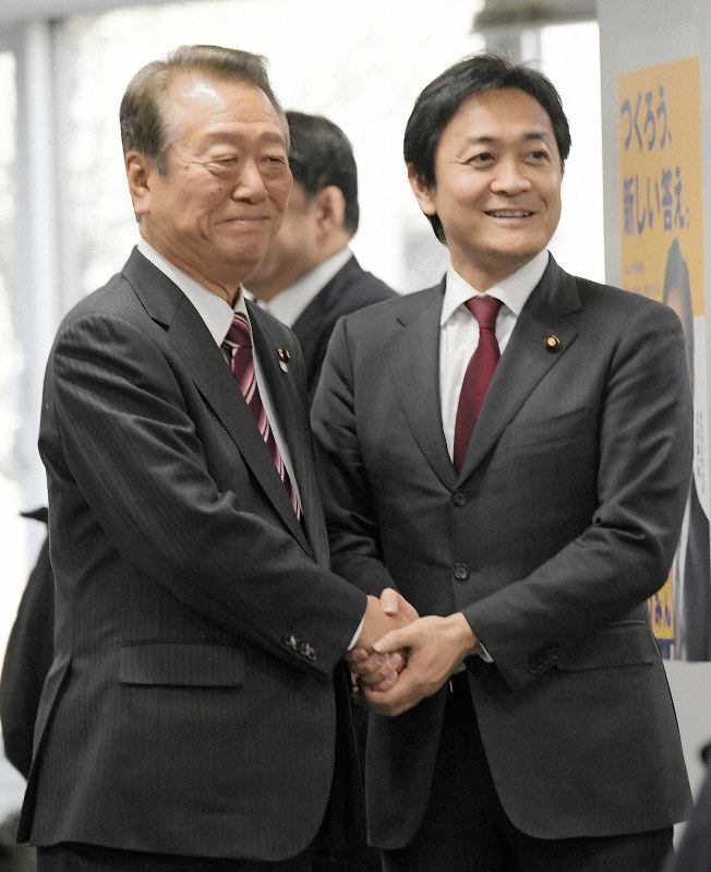 会談前に握手する国民民主党の玉木雄一郎代表(右)と自由党の小沢一郎共同代表=東京都千代田区の国民民主党本部で2019年1月25日、川田雅浩撮影