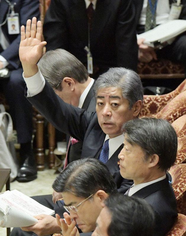衆院予算委員会で立憲・川内博史氏の質問に答えるため挙手する岩屋毅防衛相(奥から2人目)=国会内で2019年2月22日午前11時29分、川田雅浩撮影