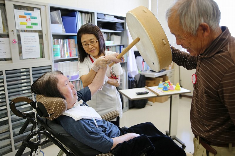 ｅｙｅ 一歩ずつ 共に 交通事故の脳障害専門病院 写真特集2 11 毎日新聞
