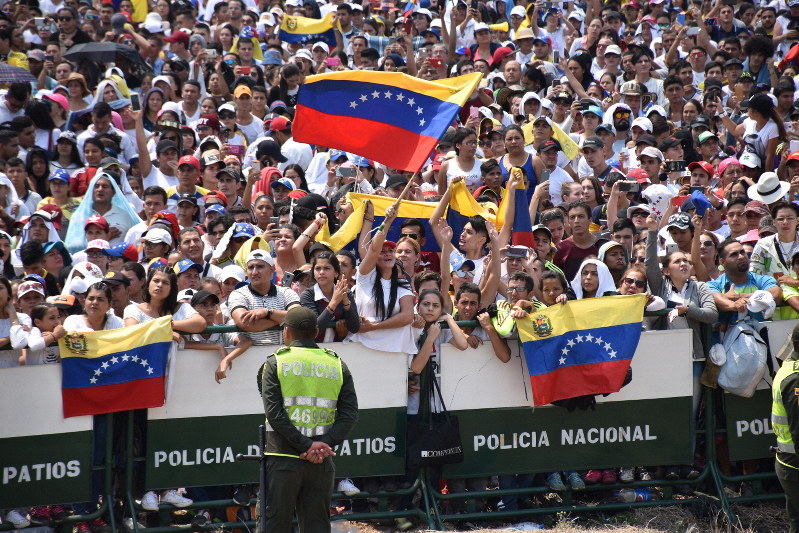 ベネズエラで軍が発砲 先住民2人死亡 国境閉鎖に抵抗 毎日新聞