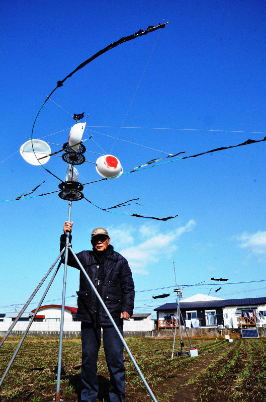 ユニークな野鳥追い払い機と開発した六反田さん=重春次男撮影