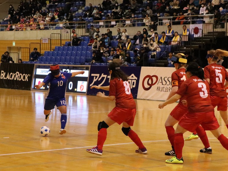 シュートを放つ女子日本代表のエース菊島(左)=さいたま市のサイデン化学アリーナで2019年2月23日午後2時50分、高橋秀明撮影