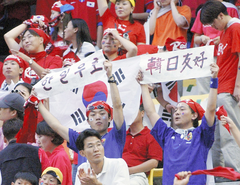 サッカー・ワールドカップ日韓大会では、友好ムードが生まれたが…。3位決定戦の韓国・トルコ戦で、韓国サポーターにまざり「韓日友好」をアピールする日本人サポーター=大邱総合競技場で2002年6月29日、川田雅浩撮影