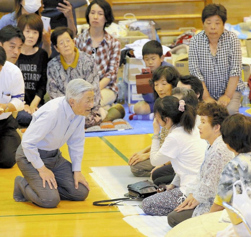 熊本地震被災地を訪問し、避難している住民に声をかけられる天皇陛下=熊本県南阿蘇村で2016年5月19日(代表撮影)