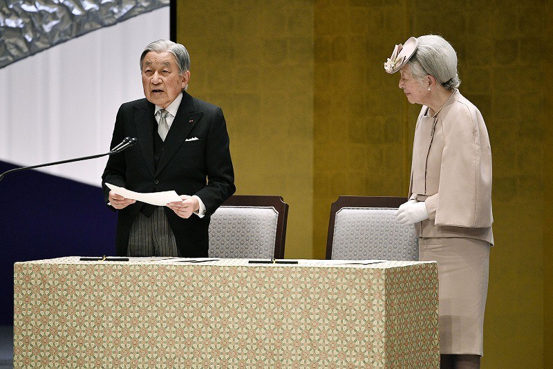 天皇陛下「象徴像を模索する道、果てしなく遠い」 在位30年式典開催