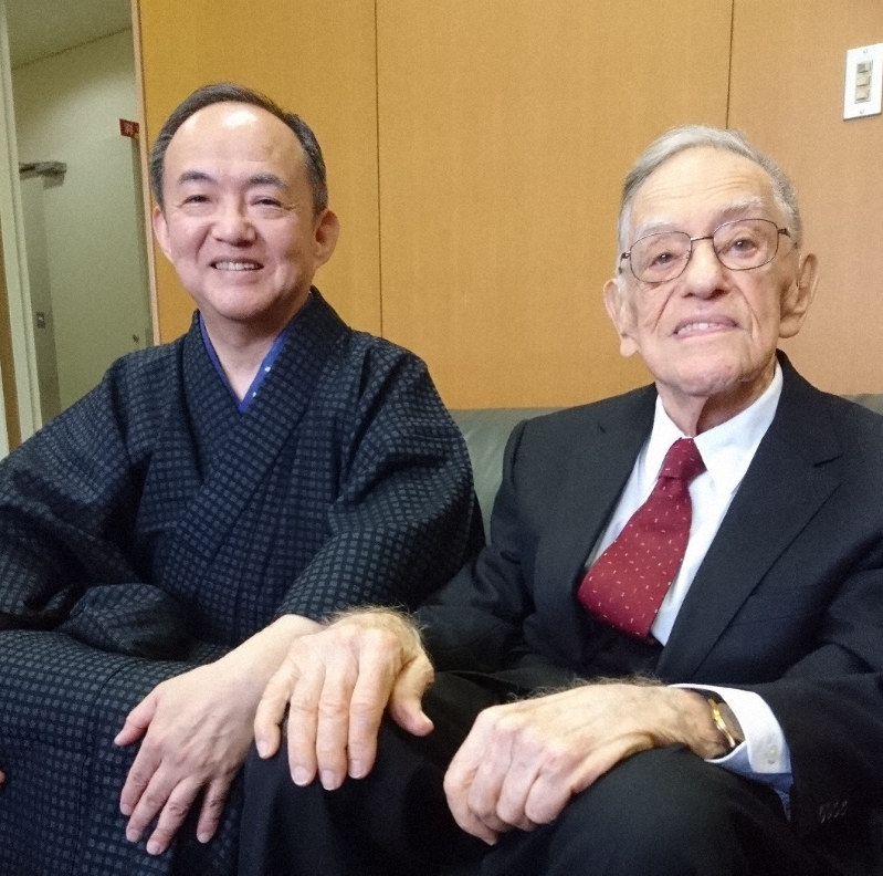 ドナルド・キーンさん(右)と養子の誠己さん=埼玉県草加市で2018年5月6日、中澤雄大撮影