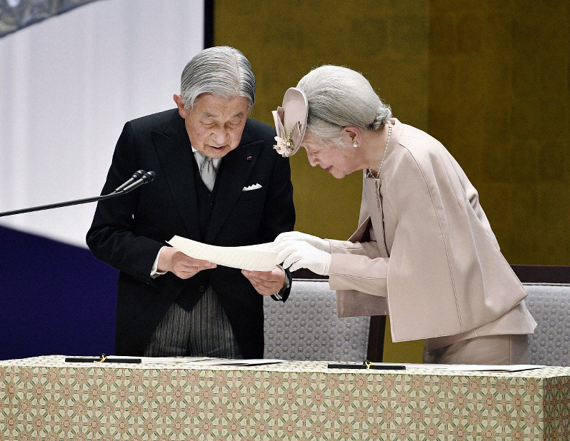 在位30年記念式典であいさつされる天皇陛下を手伝われる皇后さま=東京・国立劇場で2019年2月24日午後3時1分(代表撮影)